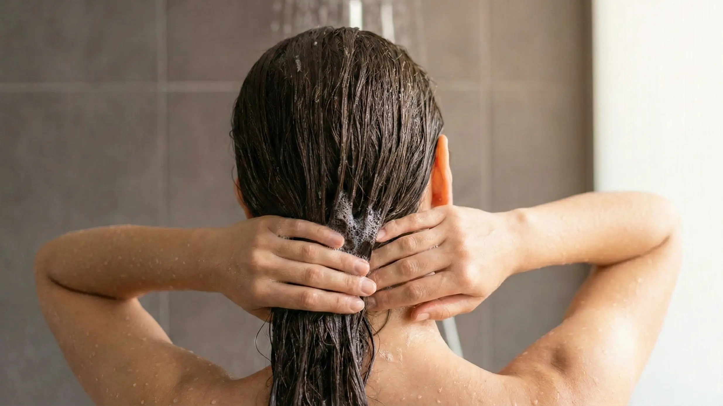 Donna durante la routine shampoo